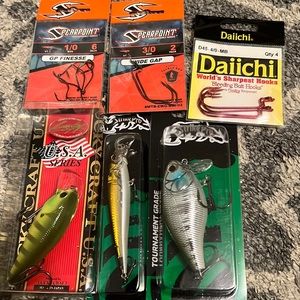 3 packs of hooks and 3 hard plastic baits